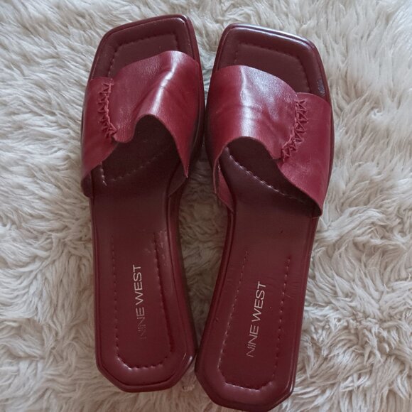 A Versatile Choice! Comfy & Classy in Oxblood Red Leather - Picture 3 of 7